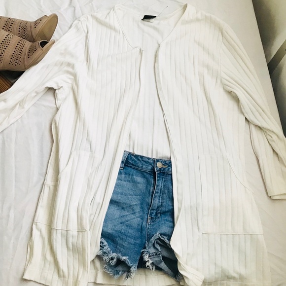 Sweaters - ✨ White Zip Up Cardigan